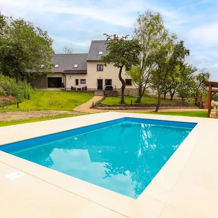 Vakantiehuis Luxurioes Renovierte Scheunen Mit Privatem Wellnessbereich Libesice